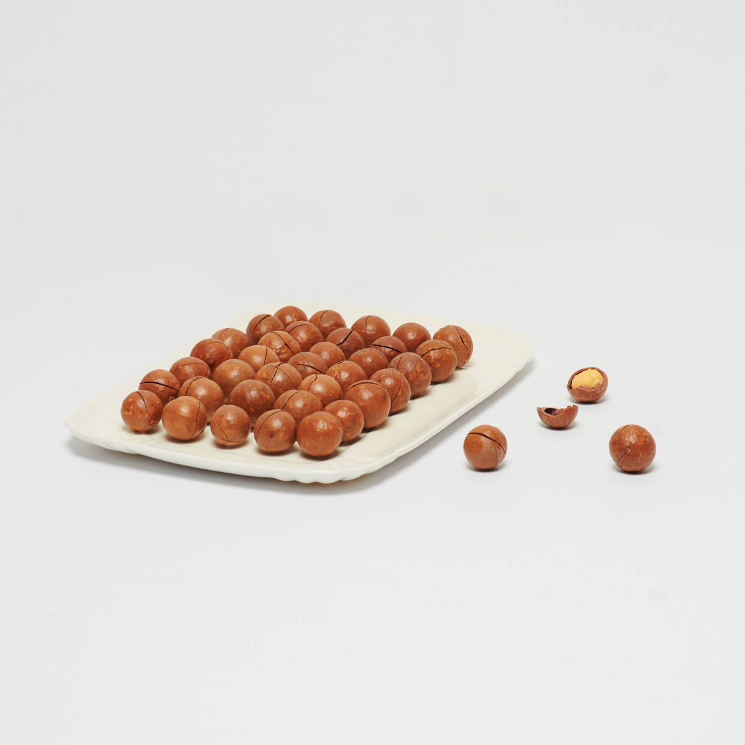 Macadamia mit vorgeknackter Schale