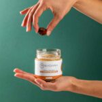 crema spalmabile alle nocciole laziali con mano