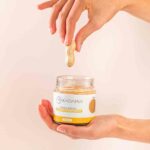 crema spalmabile di arachidi argentine con mano