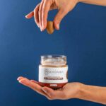 crema spalmabile mandorla pugliese con mano