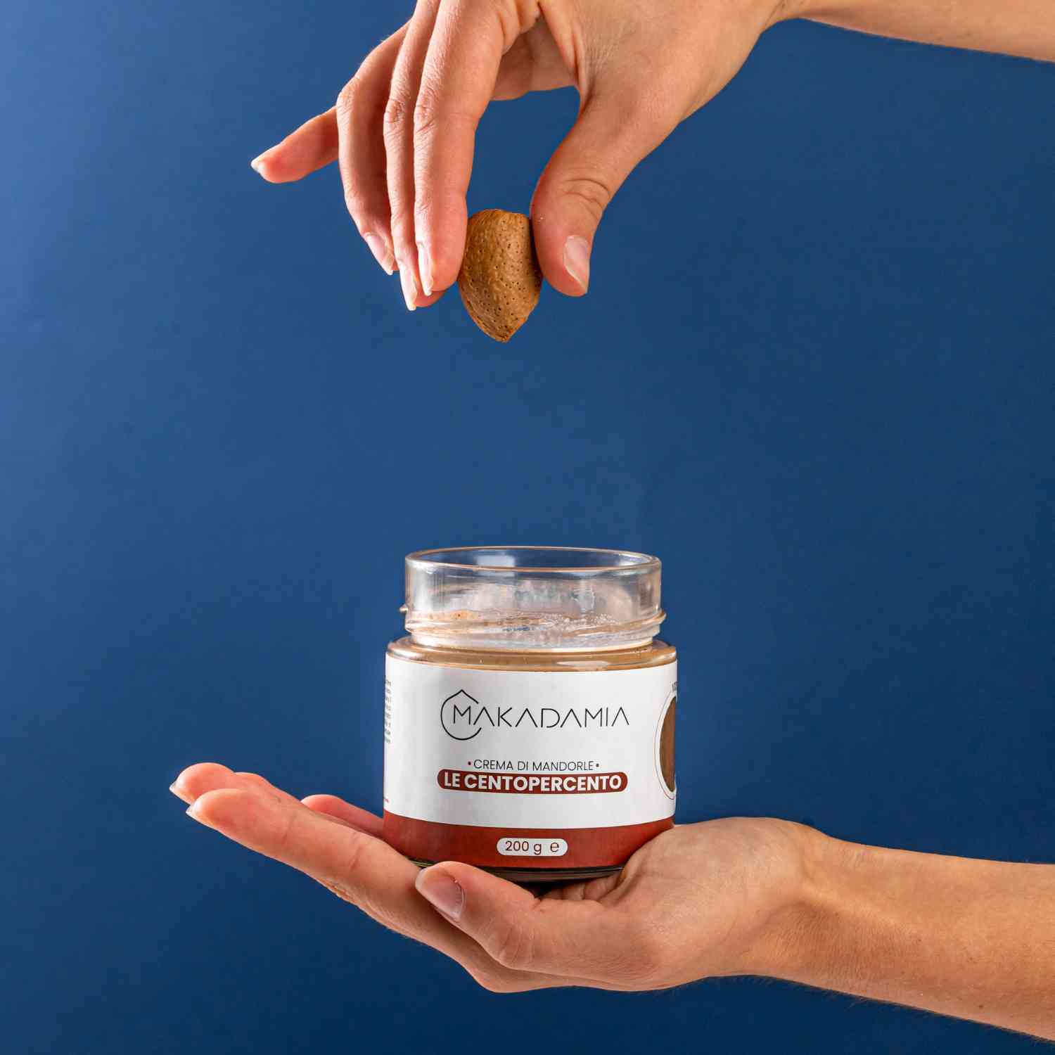 crema spalmabile mandorla pugliese con mano