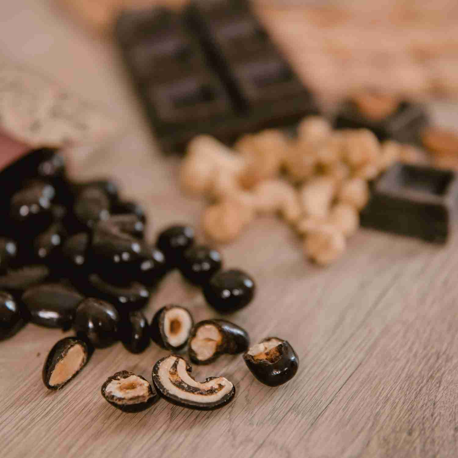 Frutta secca ricoperta di cioccolato fondente