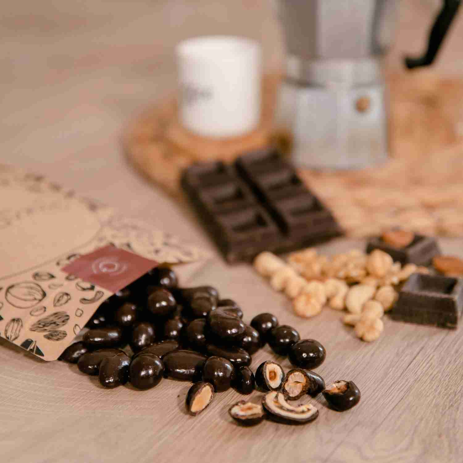 Frutta secca ricoperta di cioccolato fondente