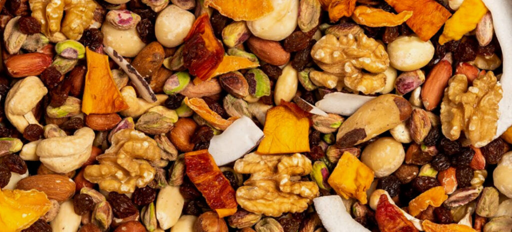 Frutta secca ed essiccata in estate