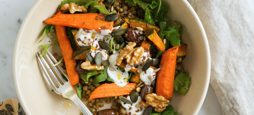 Bowl di lenticchie con verdure arrostite e frutta secca