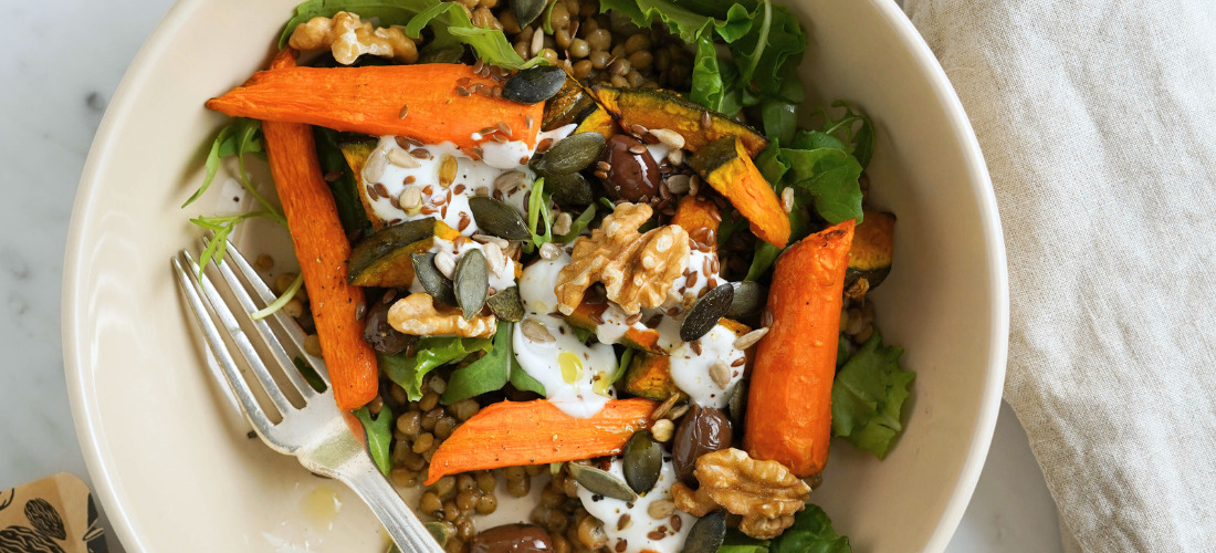 Bowl di lenticchie con verdure arrostite e frutta secca