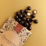 noci di macadamia ricoperte di cioccolato fondente