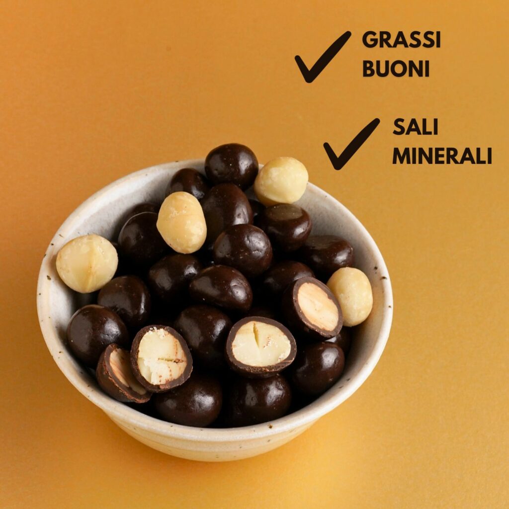 noci di macadamia ricoperte di cioccolato fondente