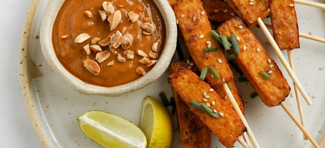 Tofu stiks alle arachidi