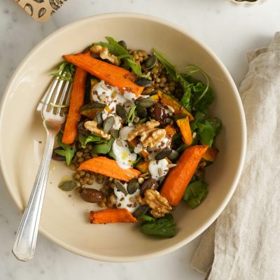 Bowl di lenticchie con verdure arrostite e frutta secca