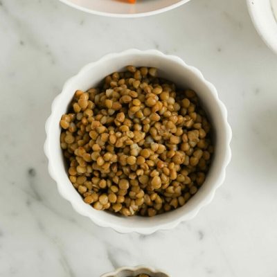 Bowl di lenticchie con verdure arrostite e frutta secca