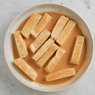 Tofu stiks alle arachidi