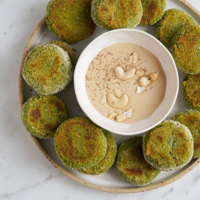 Polpette di piselli con salsa di anacardi