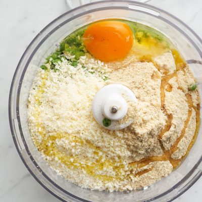 Polpette di piselli con salsa di anacardi