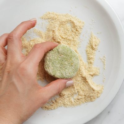 Polpette di piselli con salsa di anacardi